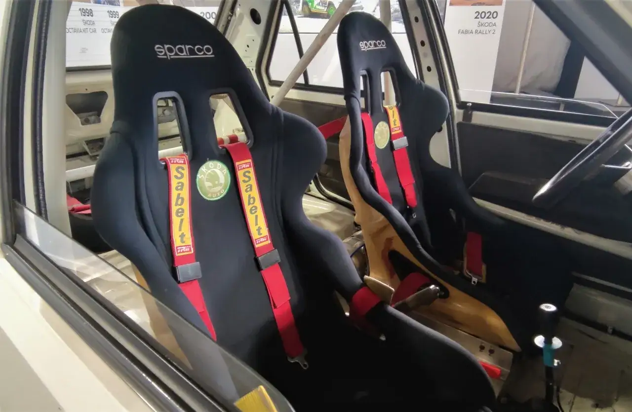 Sportowe pasy bezpieczeństwa – jak wybrać najlepsze i uniknąć zagrożeń