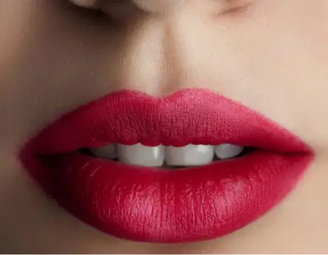 Jak zapobiec rozmazywaniu szminki? Skuteczne sposoby na trwały makijaż ust