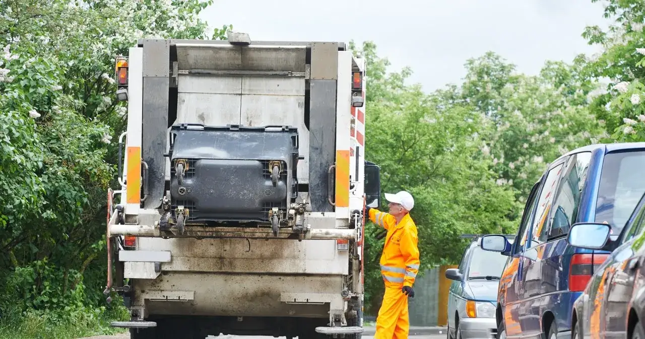 Ile zarabia kierowca śmieciarki? Zaskakujące fakty o wynagrodzeniu w Polsce
