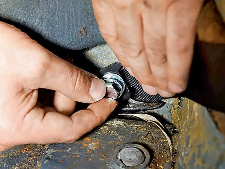 Jak bezpiecznie rozebrać zatrzask pasa bezpieczeństwa – krok po kroku bez błędów