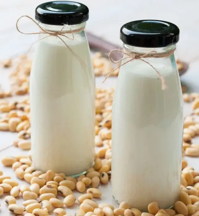 Czy mleko sojowe jest zdrowe? Odkryj jego korzyści i zagrożenia