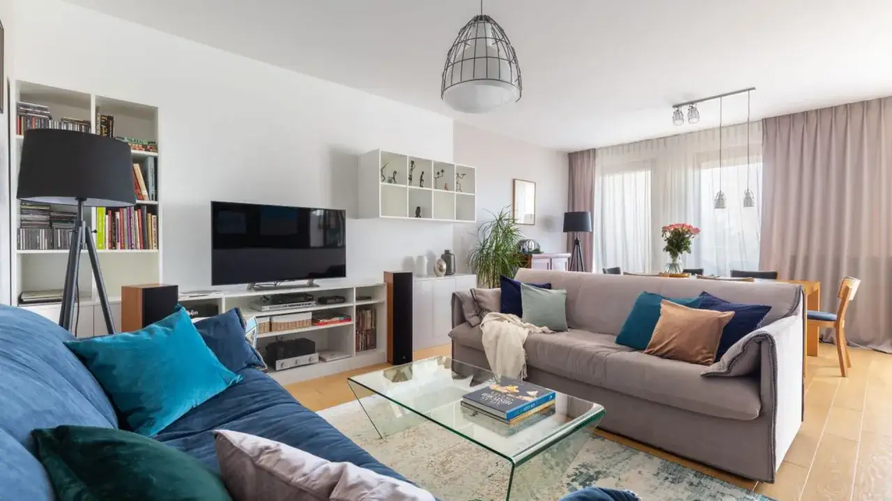 Jak ustawić kanapy w salonie, aby uniknąć chaotycznego wnętrza