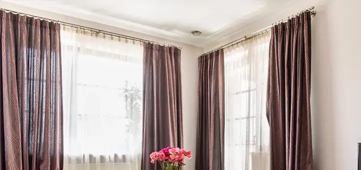 Karnisz na okno czy na całą ścianę – poznaj kluczowe różnice i wybór