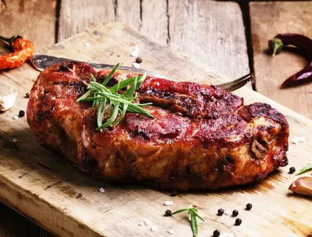 Jak długo piec karkówkę w piekarniku? Czas w zależności od wagi i temp.