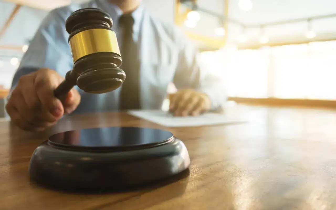 Jak sprawdzić wyrok sądu przez internet i uniknąć problemów prawnych