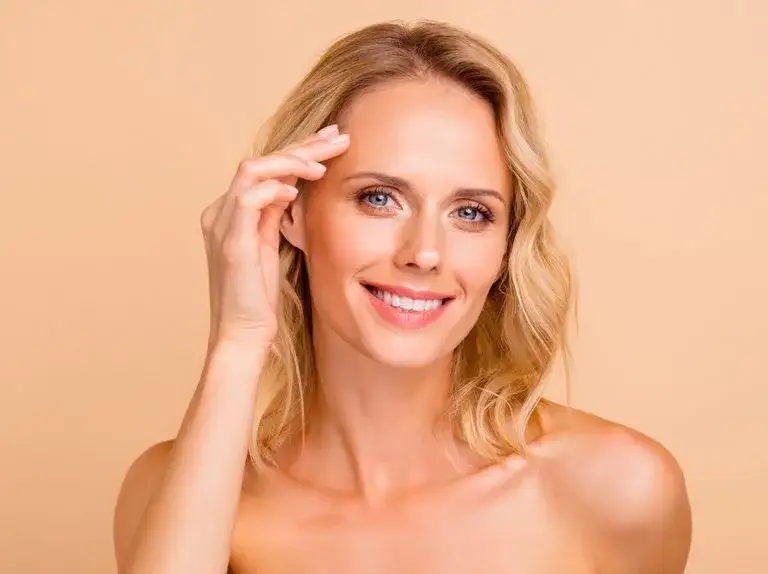 Idealne fryzury do wysokiego czoła, które skutecznie je zakryją