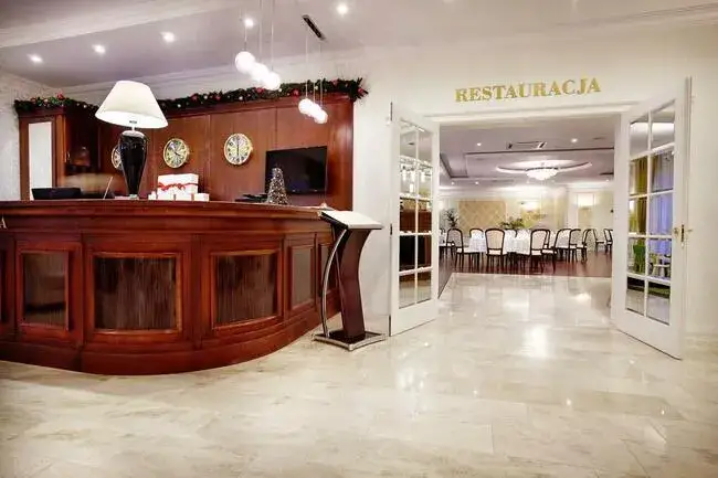 Co robi recepcjonistka w hotelu? Odkryj jej kluczowe obowiązki