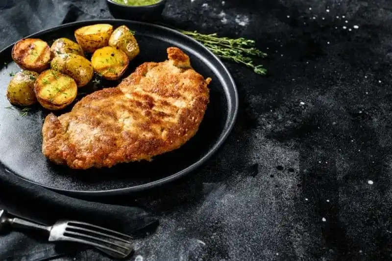 Ile kcal ma schabowy? Sprawdź kaloryczność różnych wersji dania