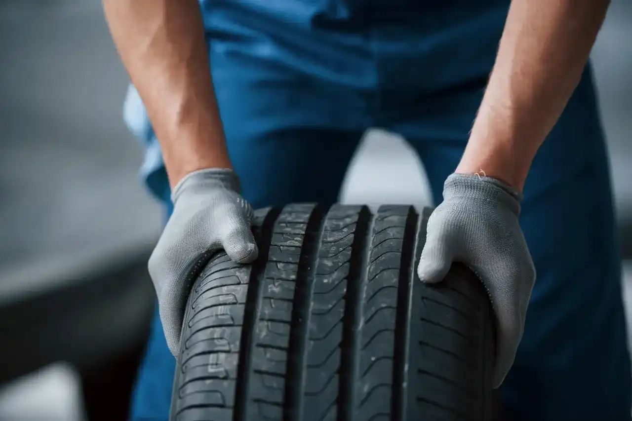 Opona radialna: Co to jest i dlaczego zmieniła motoryzację?