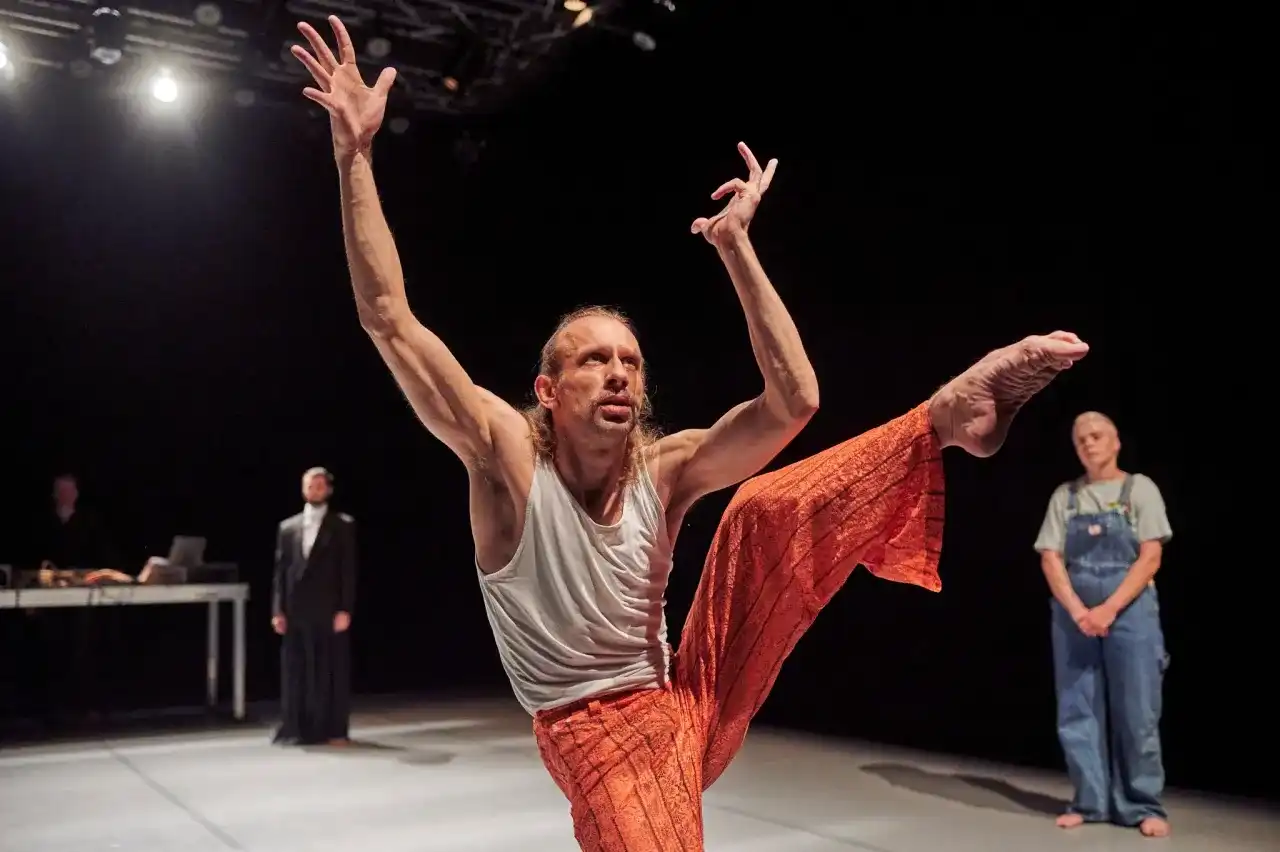 Kameralny teatr - Dlaczego bliskość aktora zmienia odbiór spektaklu?