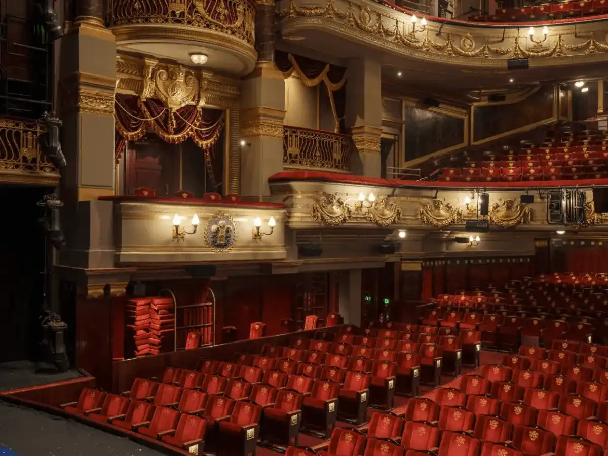 Ile trwa spektakl w teatrze - Sprawdź czas trwania i zaplanuj wieczór