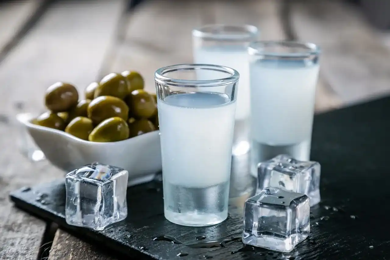 Greckie ouzo - jak pić i z czym smakuje najlepiej? Poznaj zasady
