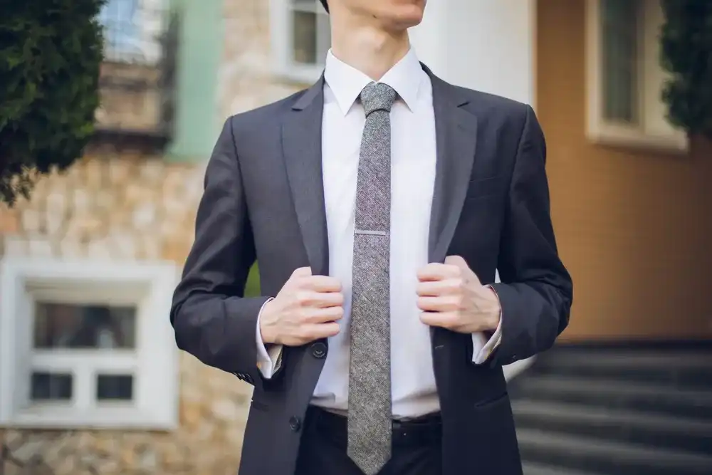 Jak dobrać idealną długość krawata do swojego wzrostu i stylu