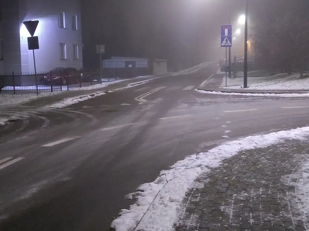 Jak pokonać skrzyżowania? Poznaj zasady i poczuj się pewnie.