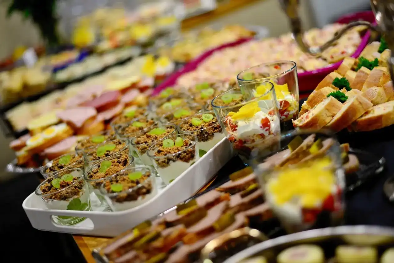 Catering Warszawa na imprezy: Jak wybrać idealną ofertę?