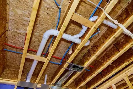 Coffrage tuyaux plafond : astuces pour cacher efficacement vos tuyaux