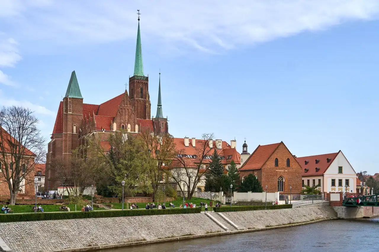 Ostrów Tumski Wrocław: przewodnik po zabytkach, legendach i latarniku