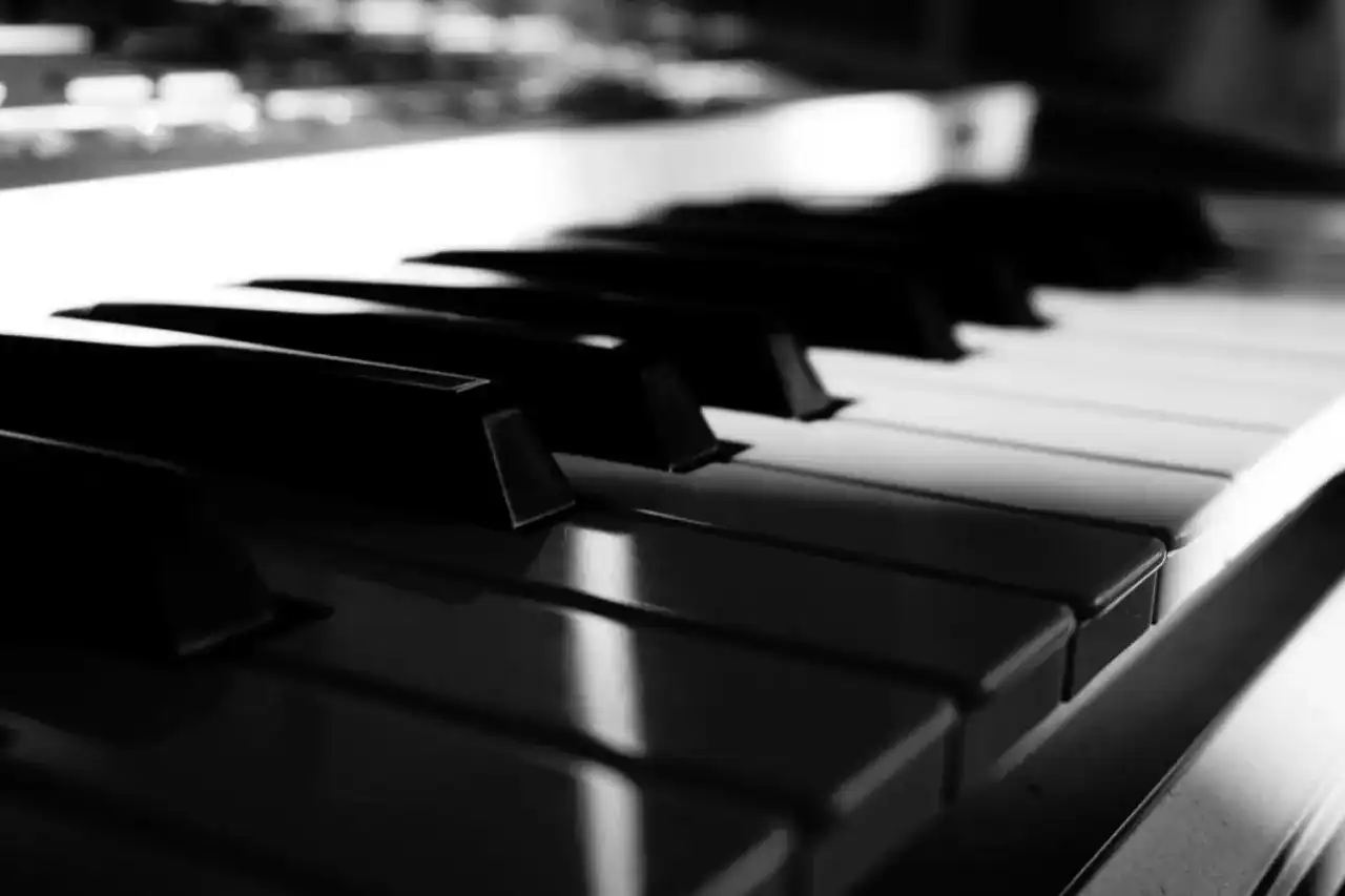 Pianino vs Fortepian: Kluczowe Różnice i Wybór Instrumentu