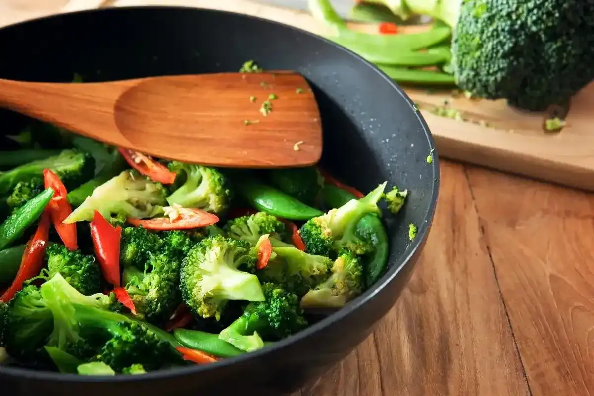 Stir fry w domu - Jak smażyć, by dania były chrupkie i soczyste?