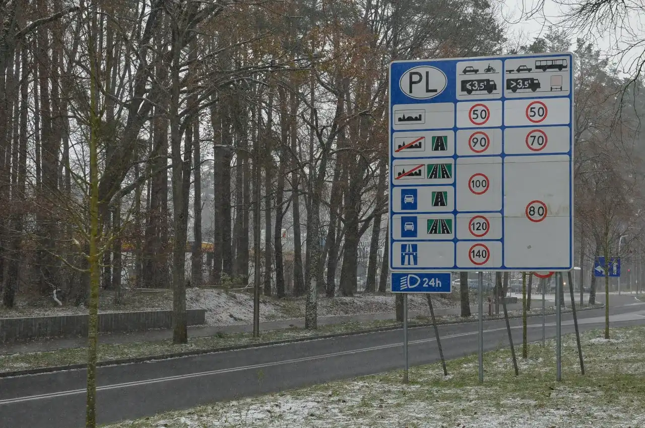 Bezpieczna jazda po drogach dwukierunkowych: Poradnik kierowcy