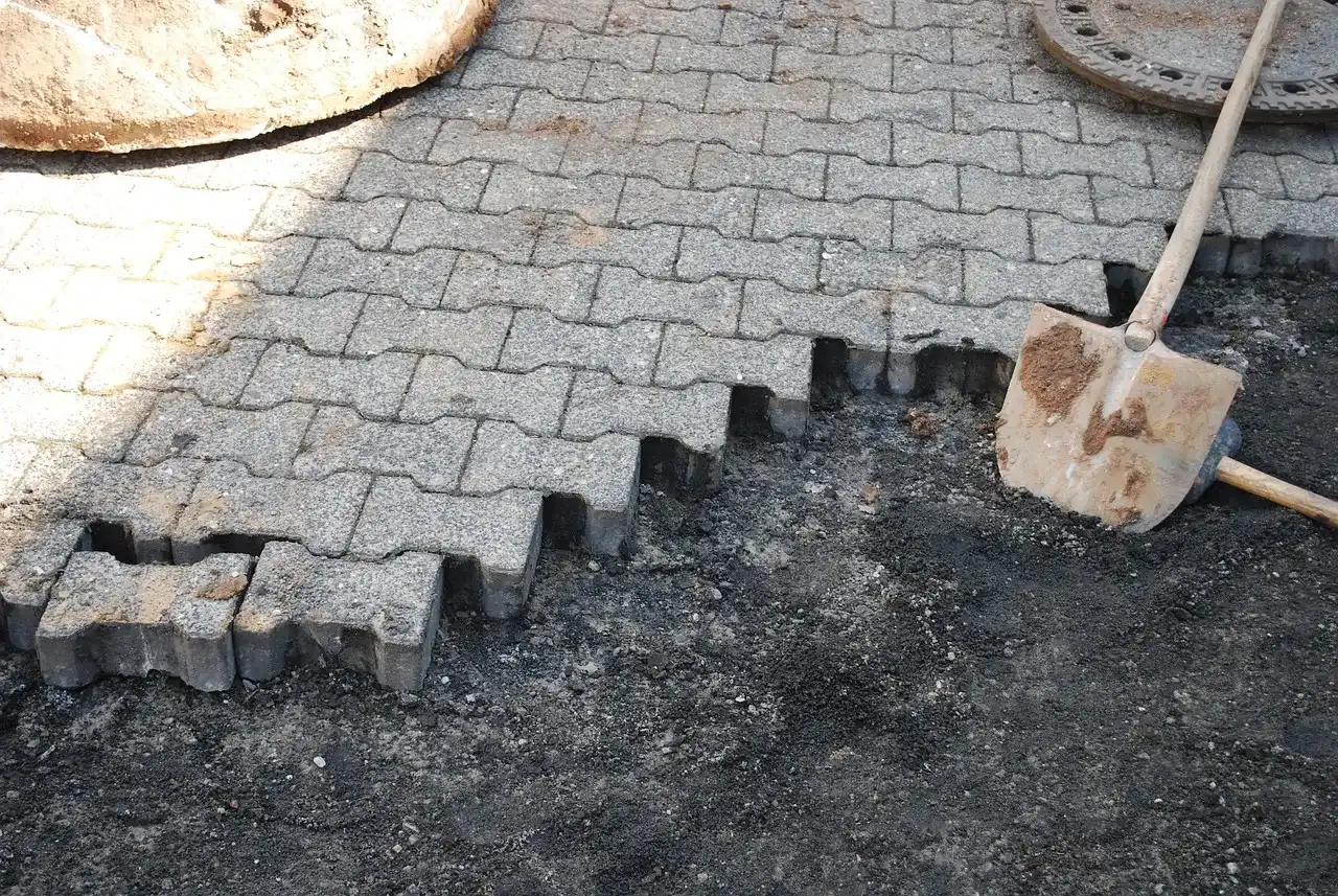 Piasek czy żwir pod kostkę? Wybierz idealną podsypkę!