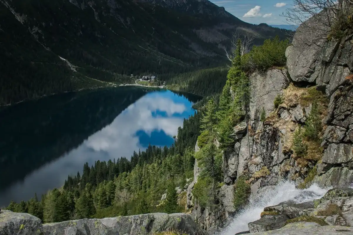 Morskie Oko trasa - ile trwa i jak uniknąć tłumów na szlaku?