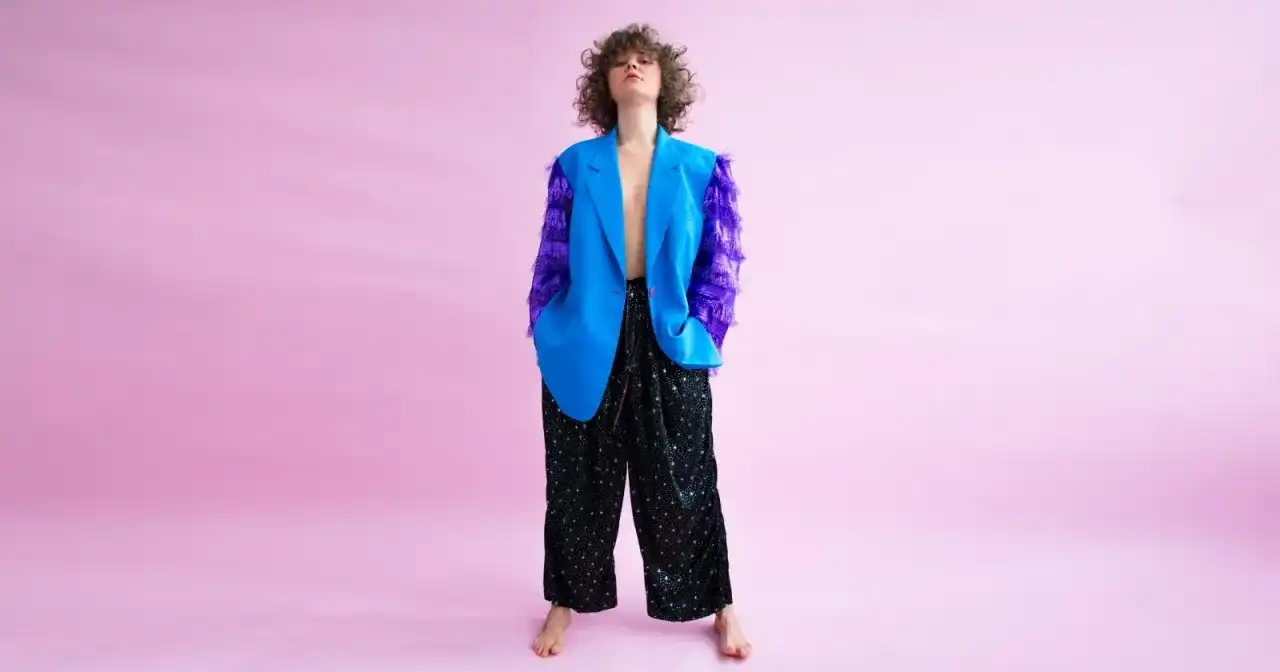 Moda lat 80. - Jak nosić kultowe trendy bez efektu przebrania?