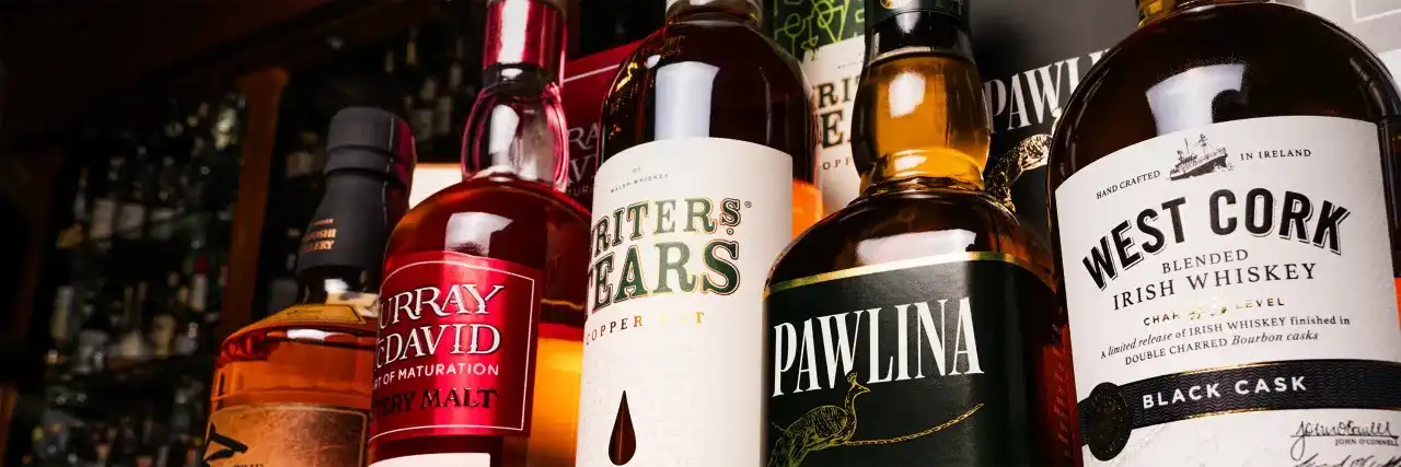 Mętnienie whisky: Czy to wada? Poznaj przyczyny i sekret smaku