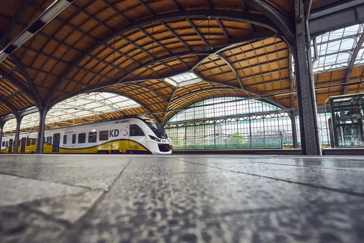Wrocław Nadodrze: Twój przewodnik po stacji, rozkładzie i biletach