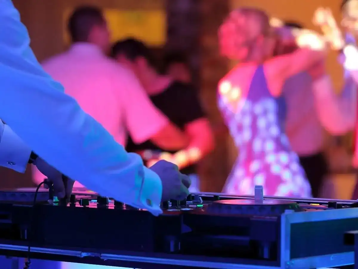 DJ na wesele: Od 4500 zł? Poznaj pełne koszty i pakiety