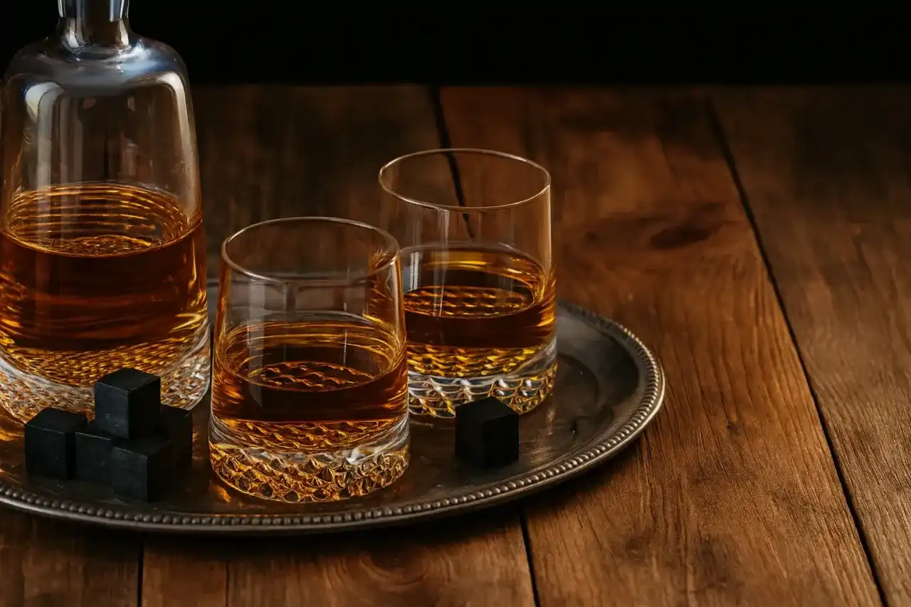 Whisky z lodem czy kamieniami? Odkryj sekret smaku!