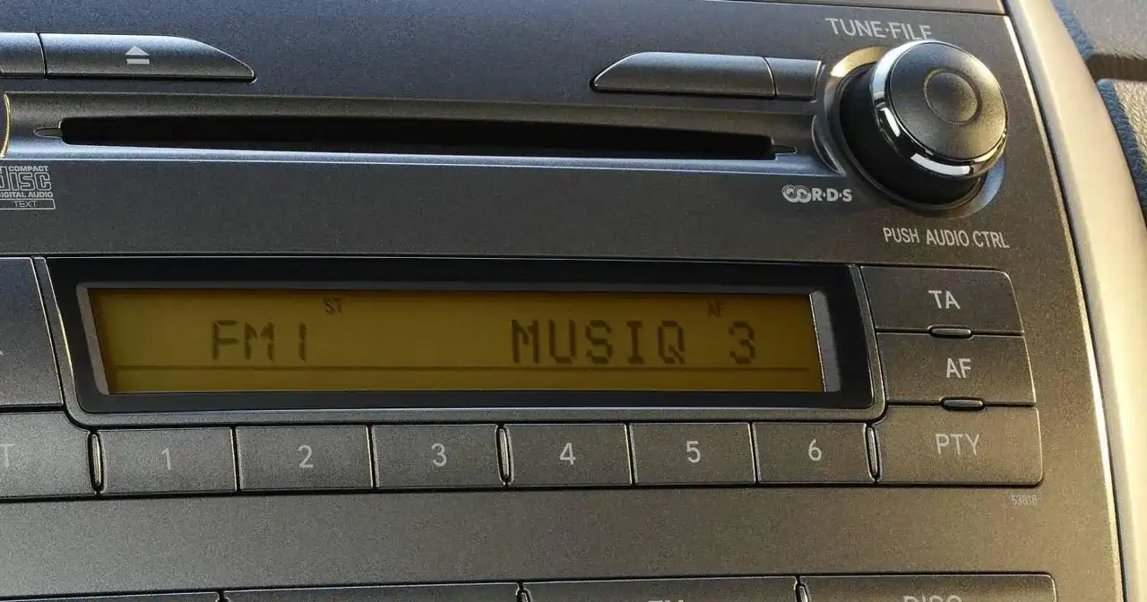 RDS w radiu FM - Jak działa i dlaczego jest kluczowy dla kierowcy?