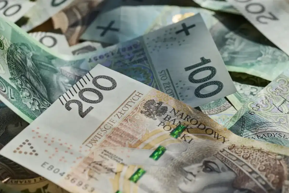 Dodatkowe wynagrodzenie roczne - Komu przysługuje i jak je obliczyć?