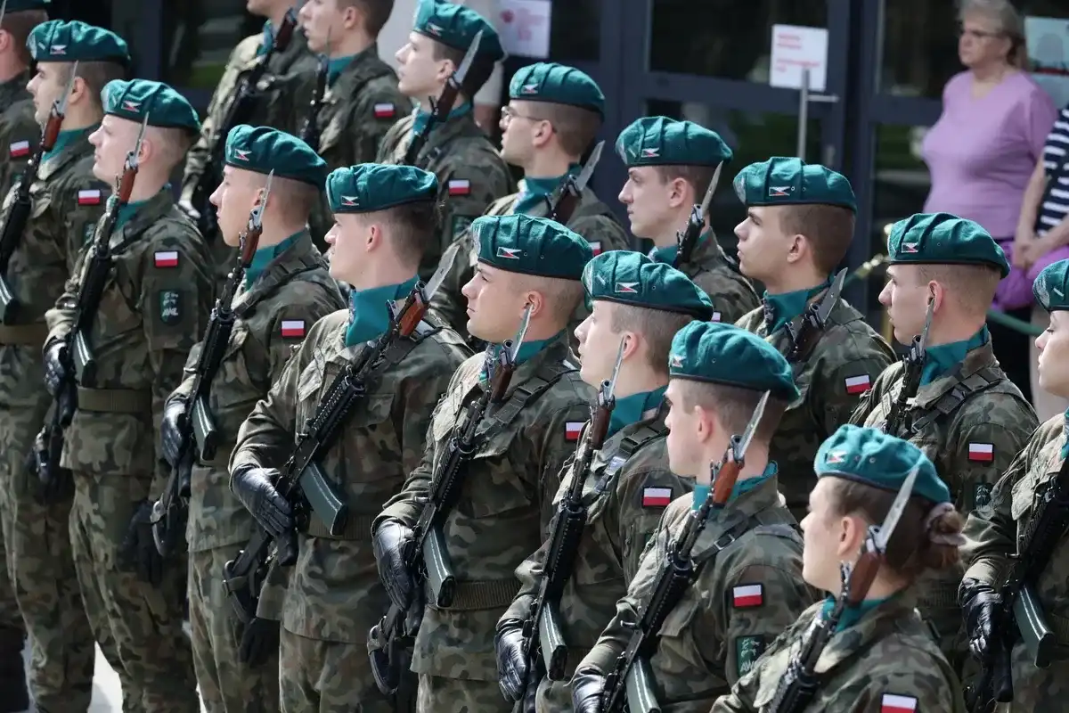 Ile zarabia podchorąży? Kwoty, świadczenia i ulgi (2026)