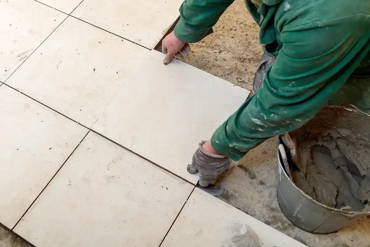 Układanie płyt na piasku: Poradnik krok po kroku Jak zrobić to samemu?