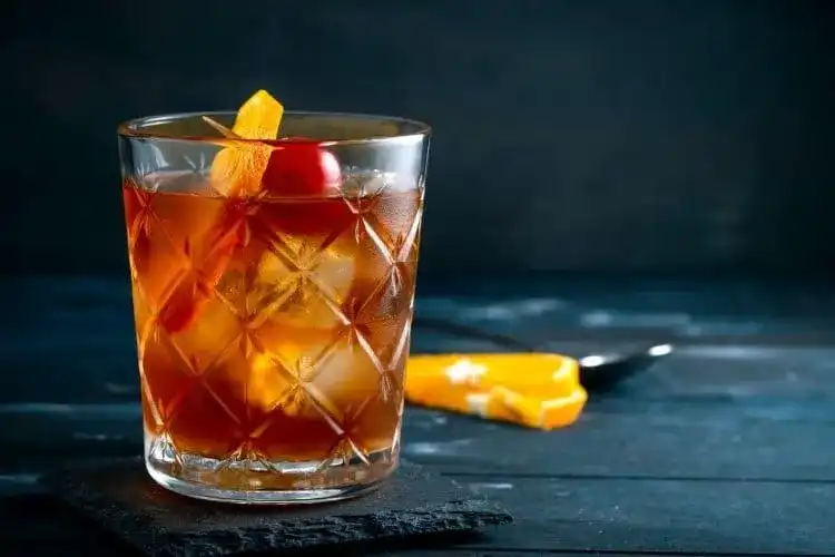 Jakie whisky do whisky sour? Odkryj najlepsze trunki na koktajl