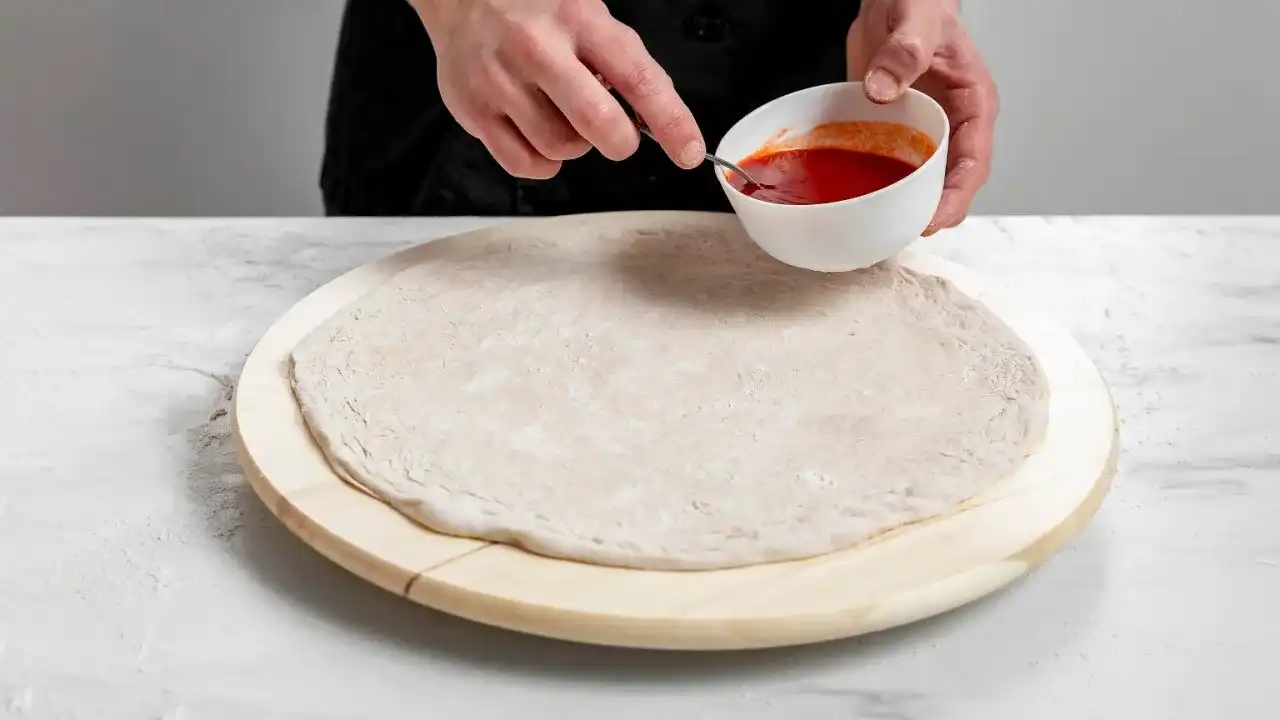 Ciasto na pizzę bez drożdży - Jak zrobić chrupiący spód bez czekania?