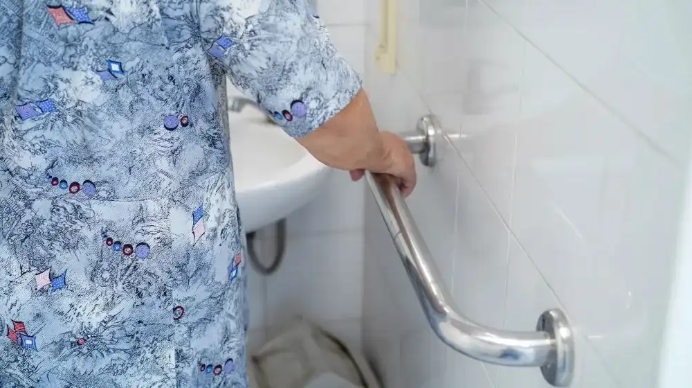 Jak uzyskać dofinansowanie na remont łazienki dla osoby niepełnosprawnej i uniknąć błędów