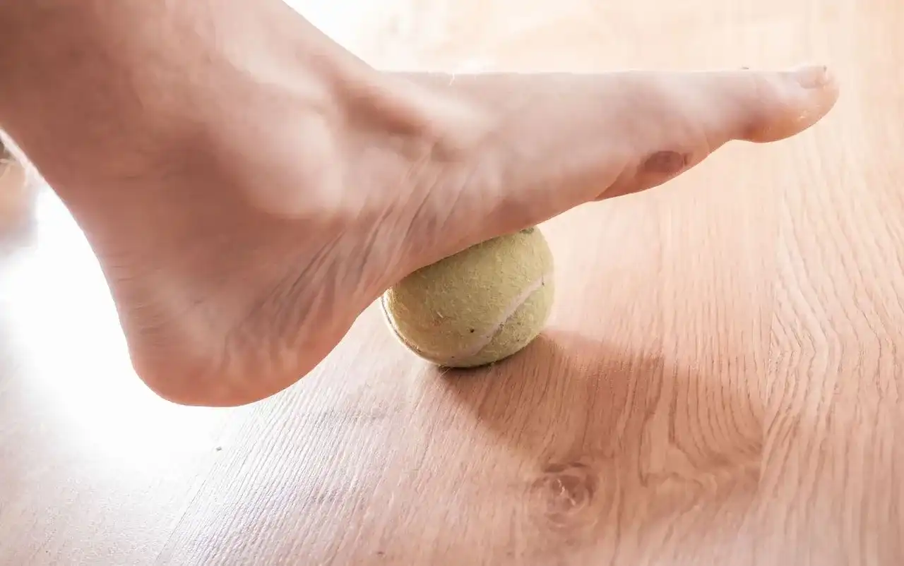 Ból pięty rano? Zapalenie rozcięgna podeszwowego - objawy