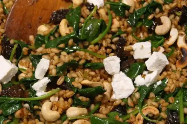 Kasza pęczak ze szpinakiem i suszonymi pomidorami