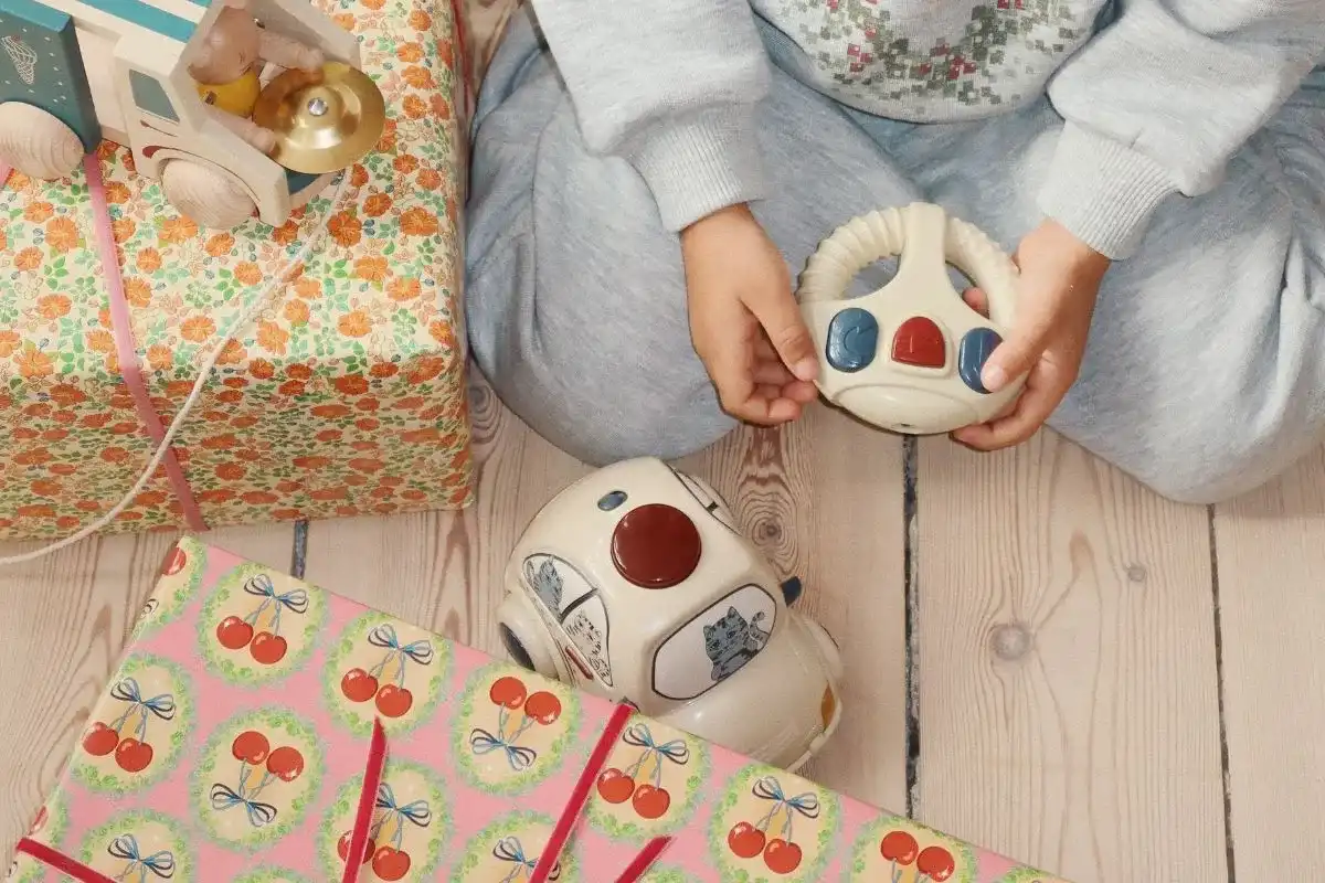 Prezent dla 2-latki: Inspiracje, które zachwycą i wspomogą rozwój