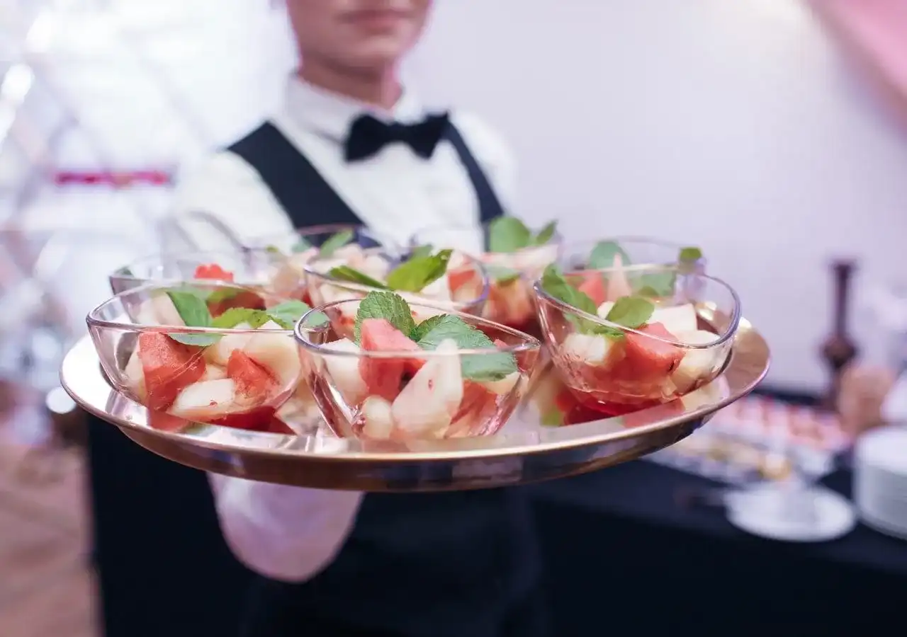 Catering firmowy: Ile kosztuje? Sprawdź ceny i optymalizuj budżet