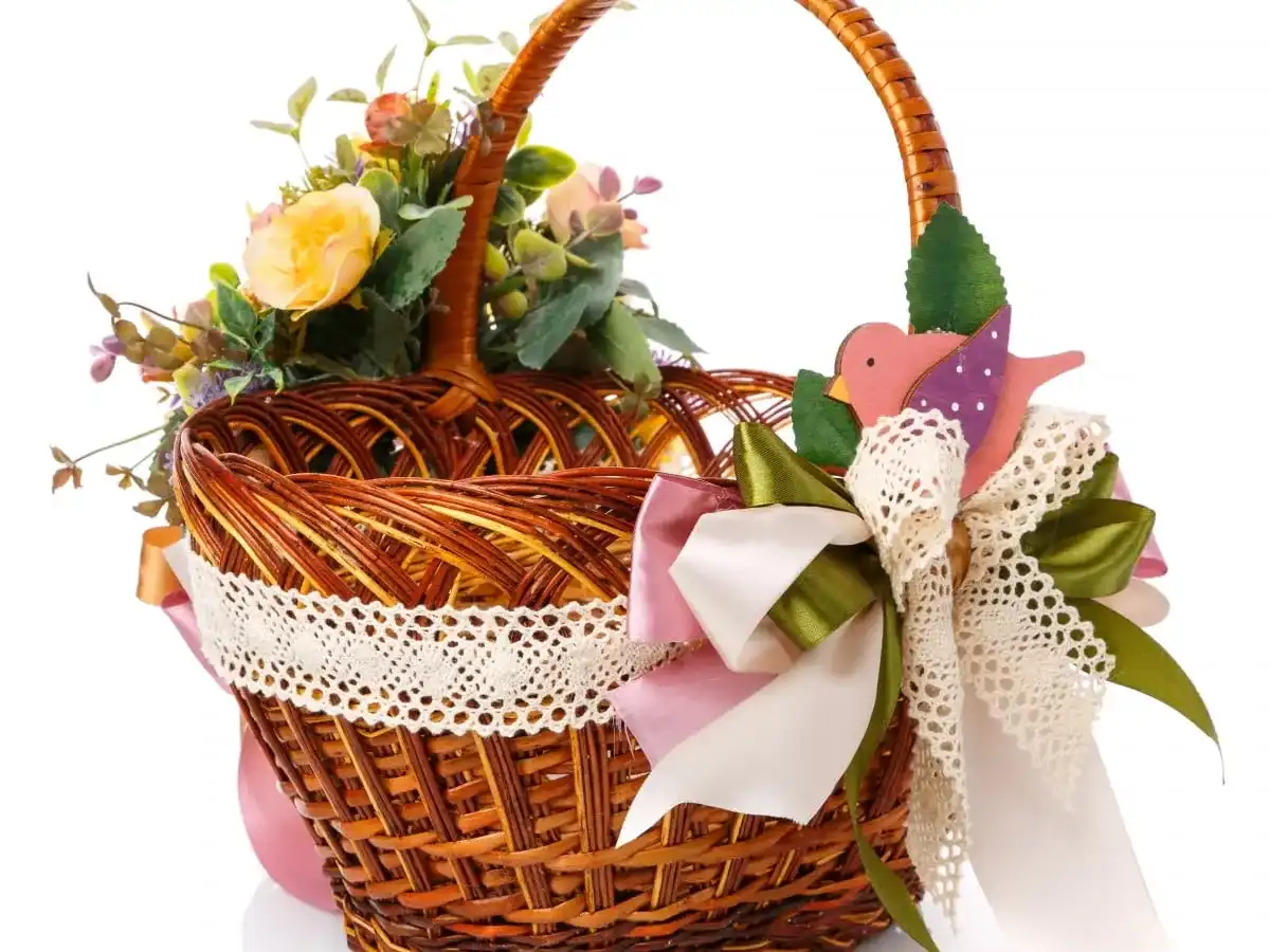 Jak ozdobić koszyczek wielkanocny wstążką? Praktyczny poradnik