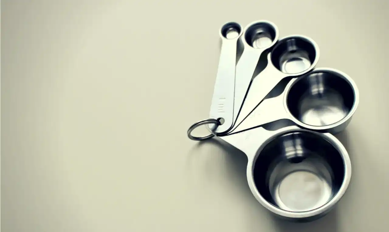 5 dag cukru: Ile to łyżek? Rodzaj ma znaczenie!