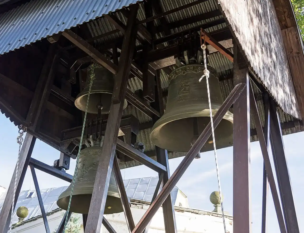 Nocne dzwony kościelne - co oznaczają i czy budzą niepokój?
