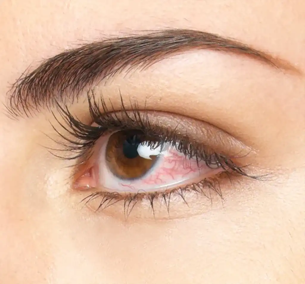 Trwałe sztuczne rzęsy: Co zrobić, by nie opadały? Porady eksperta