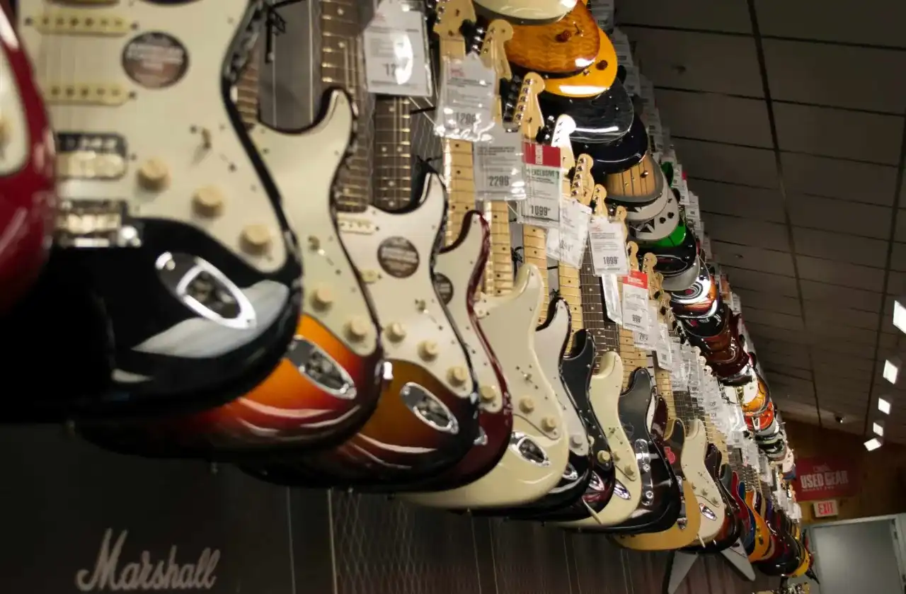 Pierwsza gitara elektryczna: Jak wybrać i co kupić? Poradnik