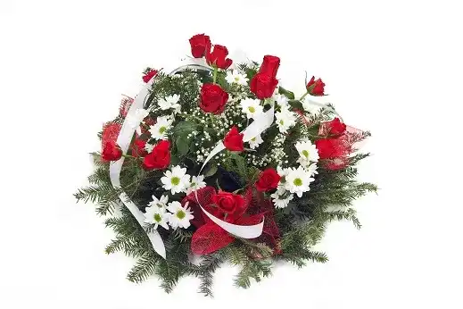 Biała czy czerwona róża na pogrzebie – co wybrać dla zmarłego?