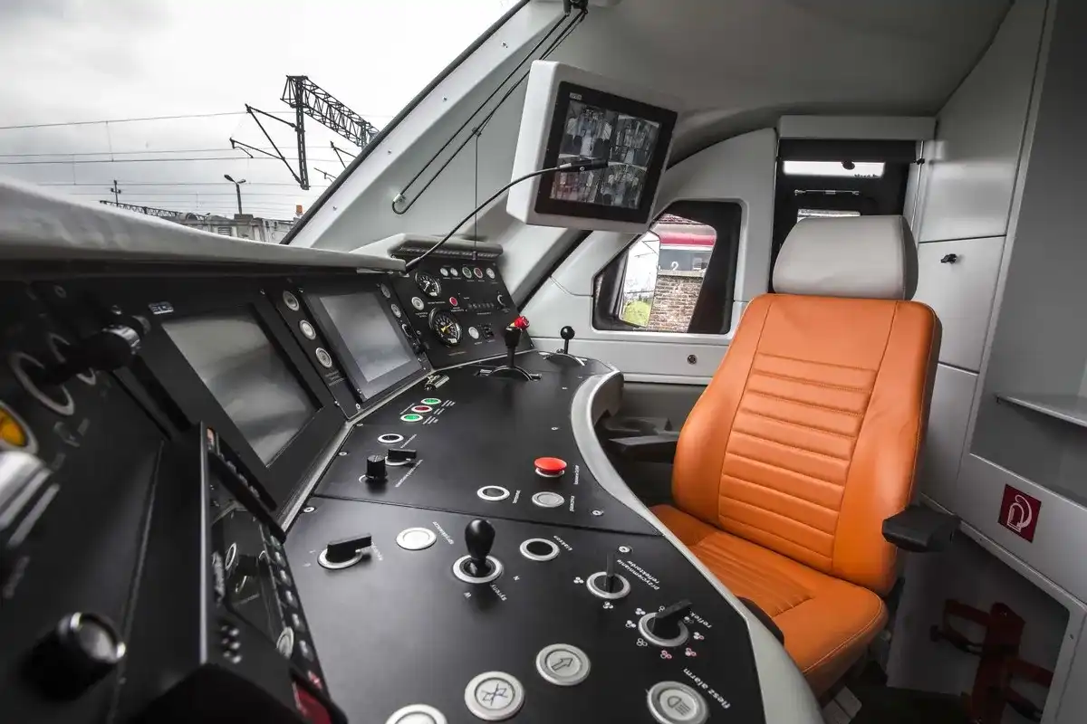 Ile zarabia maszynista pociągu? Sprawdź pensję i dodatki