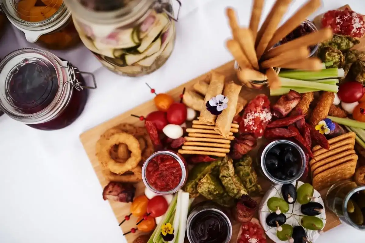 Przekąski do prosecco: Odkryj idealne połączenia i deski smaków!